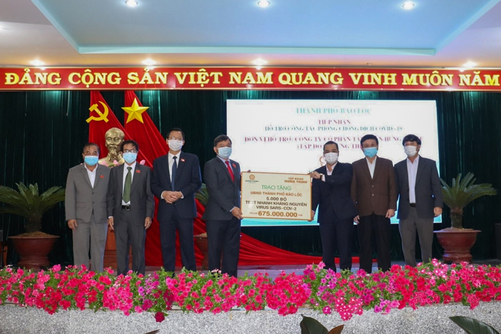 Ông Lê Hồng Việt trao tặng 5.000 bộ kit xét nghiệm nhanh SARS-CoV-2 cho ông Nguyễn Văn Triệu - Chủ tịch HĐND TP.Bảo Lộc (thứ 4 từ trái qua) và ông Đoàn Kim Đình - Chủ tịch UBND TP.Bảo Lộc (thứ 3 từ trái qua)