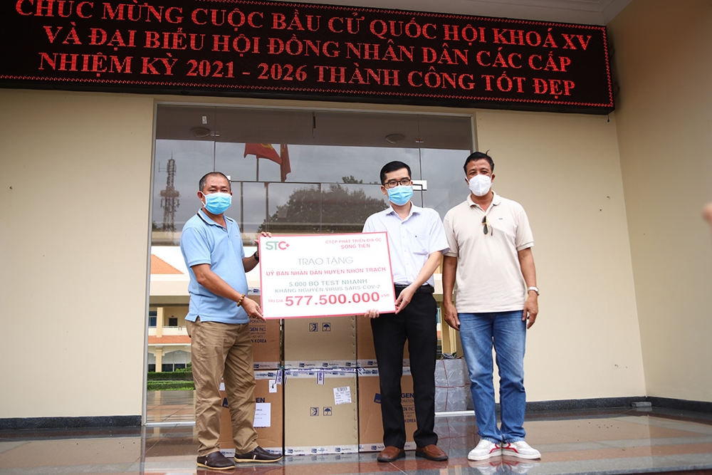 5.000 bộ kit xét nghiệm nhanh SARS-CoV-2 đã được trao tận tay cho đại diện UBND huyện Nhơn Trạch, tỉnh Đồng Nai