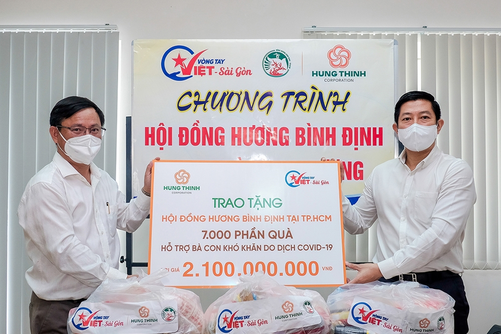 Ông Võ Văn Thư - Phó TGĐ Hưng Thịnh Land, đại diện Tập đoàn Hưng Thịnh (bên phải) trao tặng 7.000 suất quà cho Hội đồng hương Bình Định tại TP.HCM