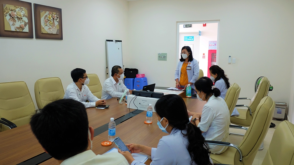 TS.BS Hoàng Thị Diễm Tuyết - Giám đốc Bệnh viện Hùng Vương cảm ơn sự tiếp sức kịp thời của Tập đoàn Hưng Thịnh