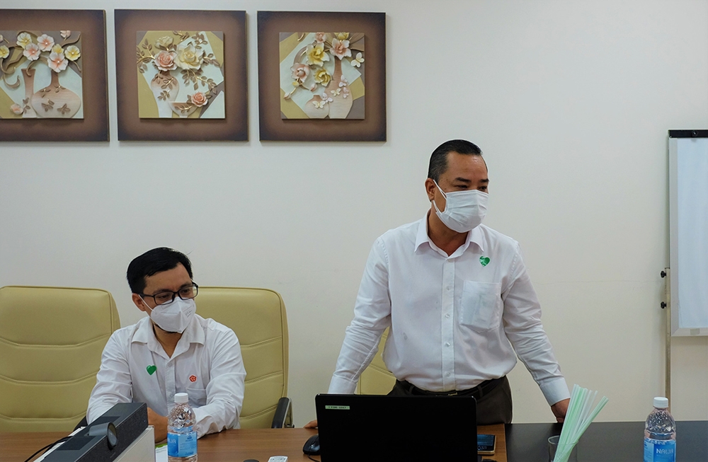Ông Lê Hồng Việt chia sẻ với những khó khăn của đội ngũ y tế Bệnh viện Hùng Vương
